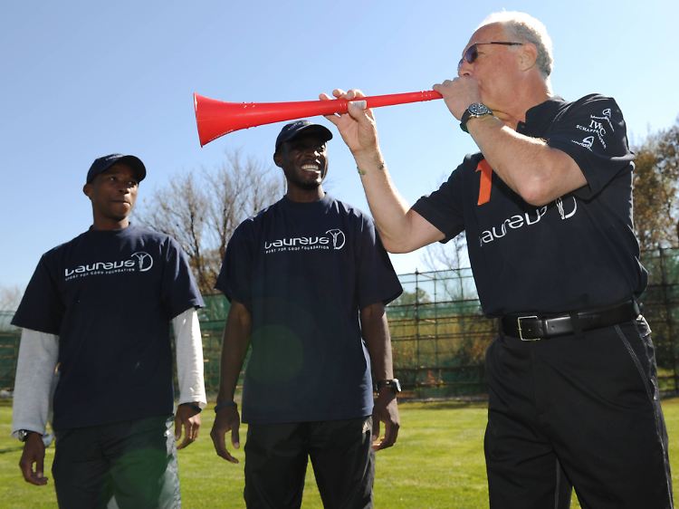 Engländer, hört die Signale! Franz Beckenbauer bereitet das Mutterland des Fußballs auf eine frühe WM-Abreise vor.