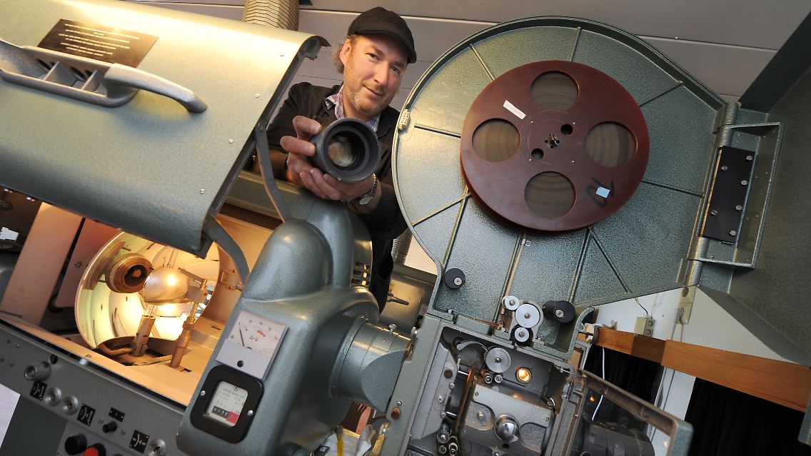 Die Technik funktioniert noch: Filmvorführer Christian Schmidt begutachtet die wiedergefundene tschechische Kinoanlage der Marke Meopta.