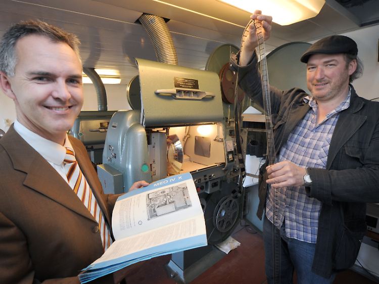 Film-Freunde: Der Hoteldirektor des Cliff-Hotels Sellin, Peter Schwarz (l) und der Filmvorführer Christian Schmidt.