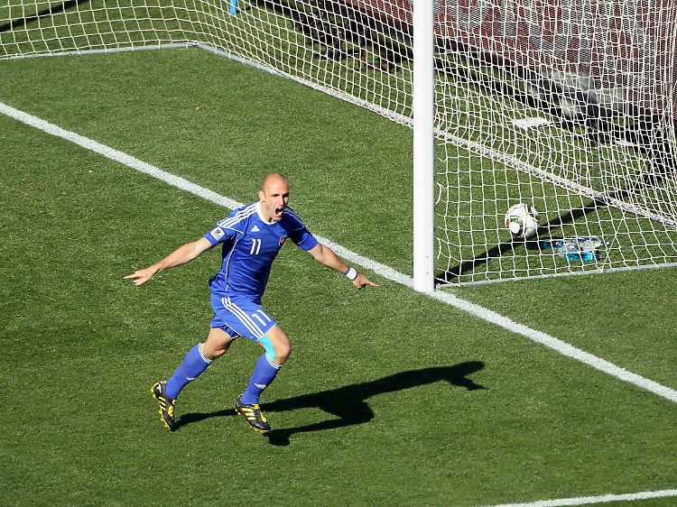 Robert Vittek bescherte der Slowakei per Kopf den ersten Sieg im ersten WM-Spiel - dachte die Slowakei bis zur 93. Minute.