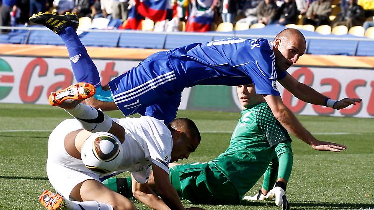 Torschützen im Duell: "Kiwi" Winston Reid stoppt den Slowaken Robert Vittek.