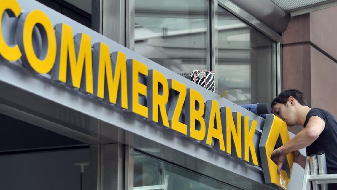Das neue Logo wird schrittweise an allen Filialen angebracht.