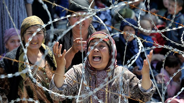 Auf der Flucht: Kirgisische Frauen in einem Flüchtlingslager in Usbekistan.