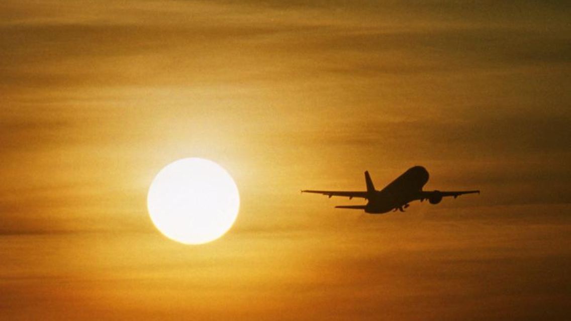 Bequem, aber klimaschädlich: Bei einer Anreise im Flugzeug wird durchschnittlich etwa zehnmal so viel CO2 pro Person und Kilometer ausgestoßen wie im Reisebus.
