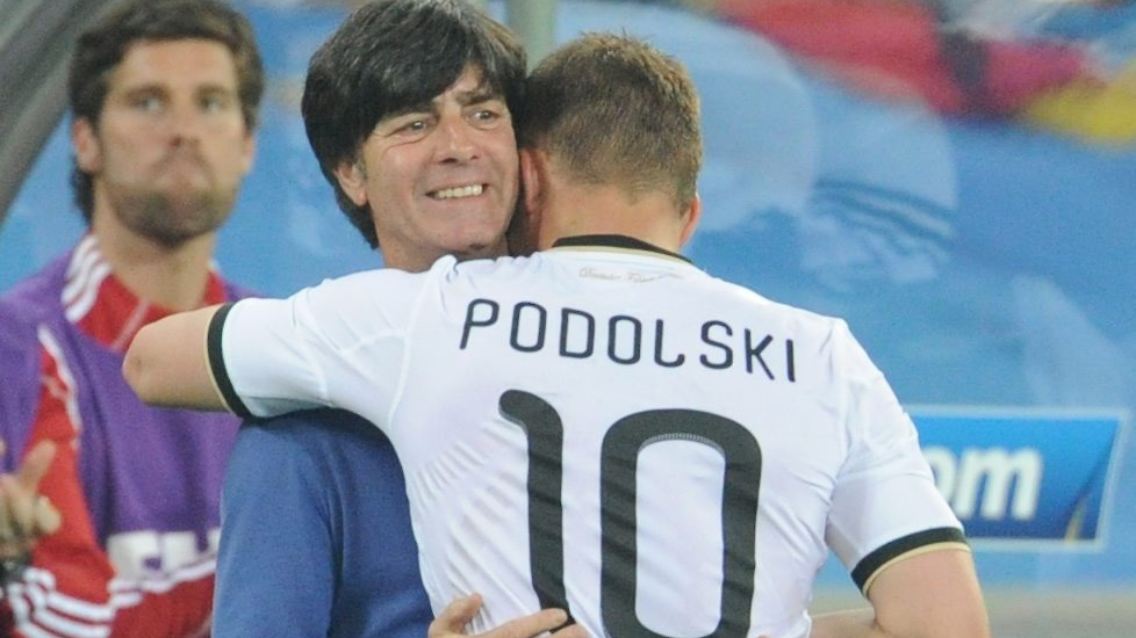 Gute Stimmung im Team: Joachim Löw und Lukas Podolski.