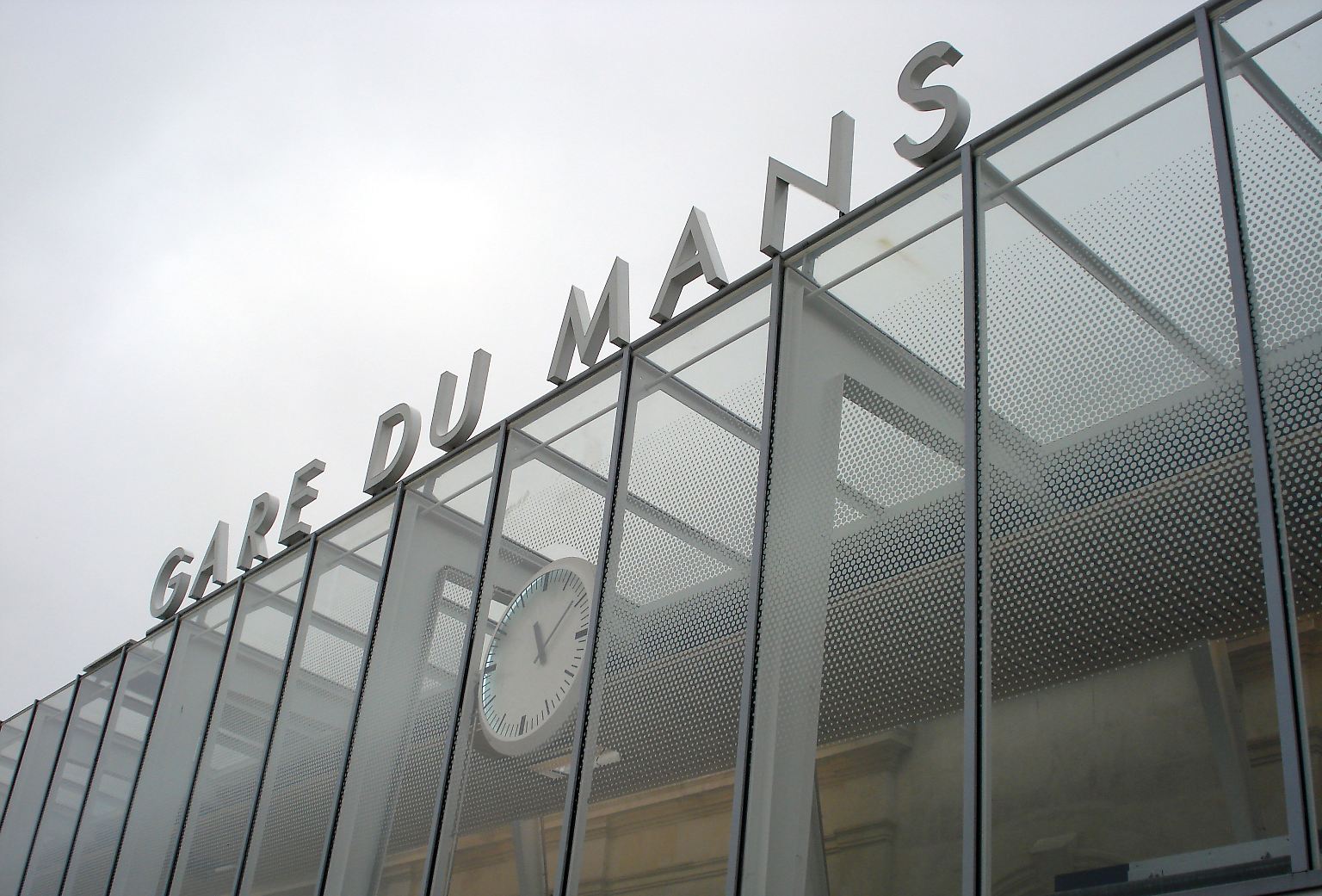Samstagvormittag am Bahnhof von Le Mans.  