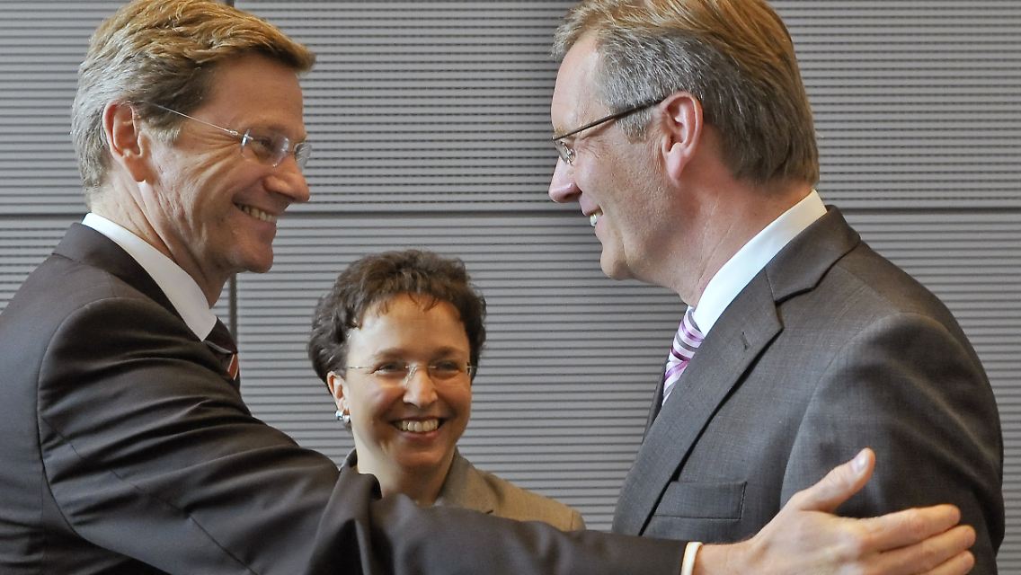 Unterstützung: FDP-Chef Westerwelle und Fraktionschefin Homburger begrüßen Wulff bei den Liberalen.