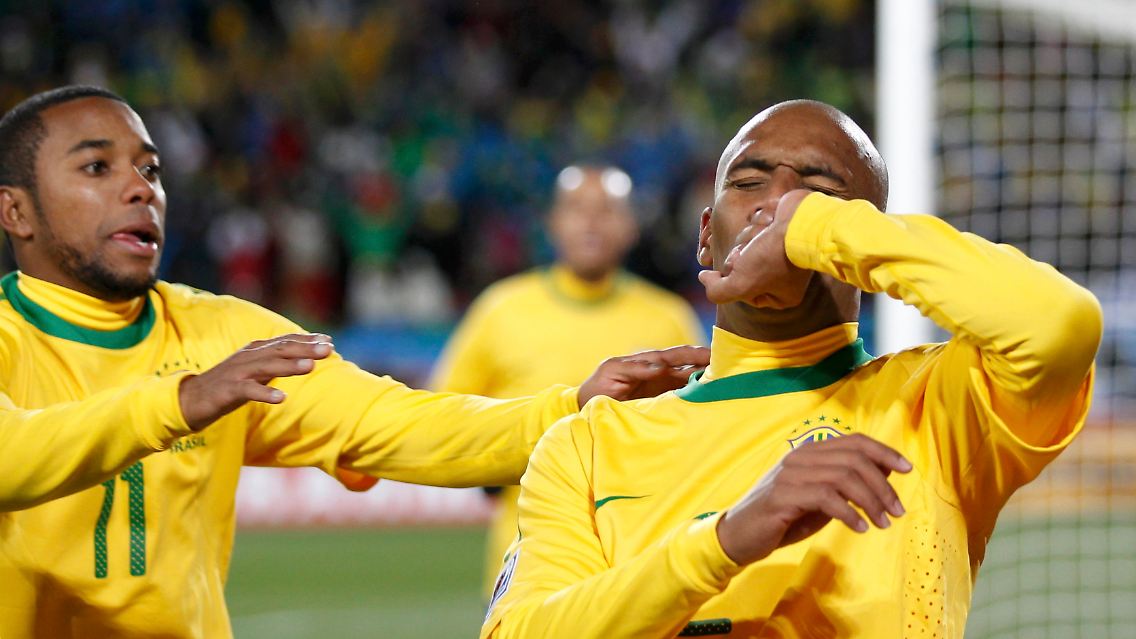 Küss die Hand: Brasiliens Maicon feiert sich und sein Tor zum 1:0.