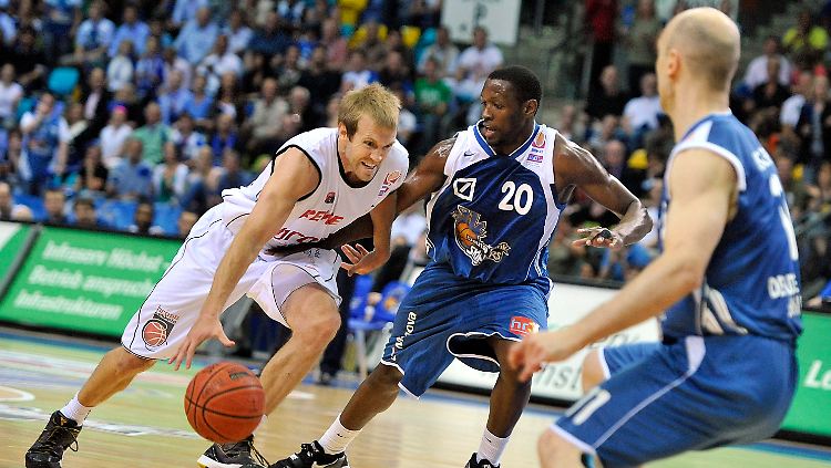 Bambergs John Goldsberry (l) kämpft mit Frankfurts Jimmy McKinney (m) um den Ball.