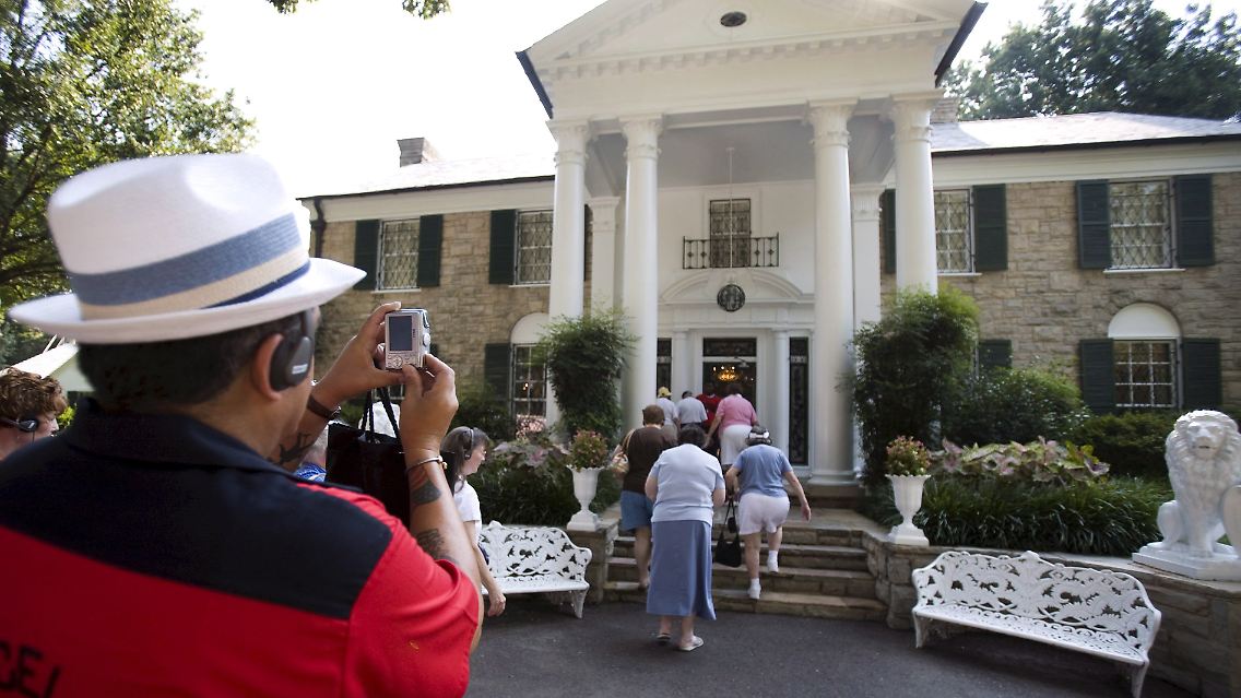 Touristenschwärme in Graceland, Tennessee, USA: Daruaf hofft Randers, Dänemark, auch.