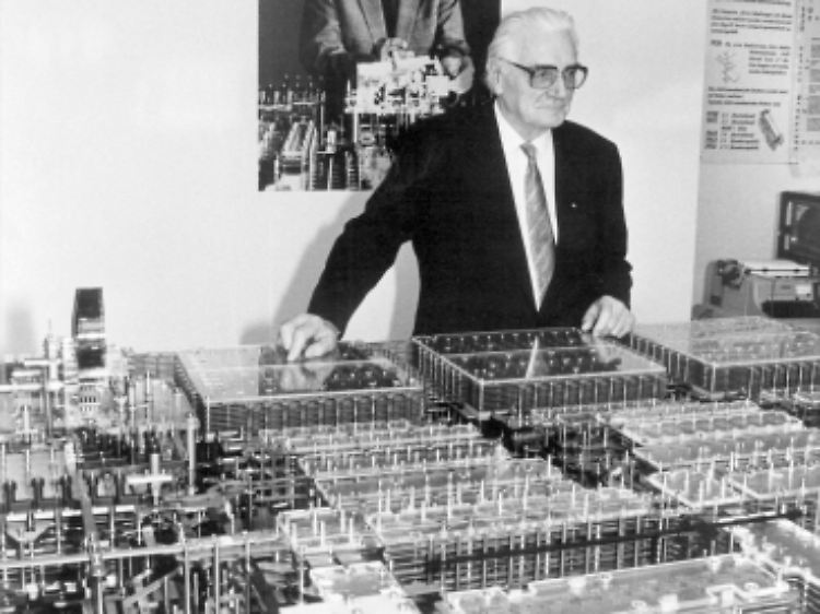 Der Erfinder des ersten Computers der Welt, Professor Konrad Zuse, mit seinem Nachbau, dem so genannten Z 1, im Berliner Museum für Verkehr und Technik.