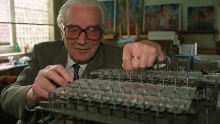 80. Geburtstag von Konrad Zuse, dem Erfinder des Computers. Im Atelier seines Hauses in Huenfeld bei Fulda bastelte er am 13. Juni 1980 am Demonstrationsnachbau einer seiner mechanischen Computer.
