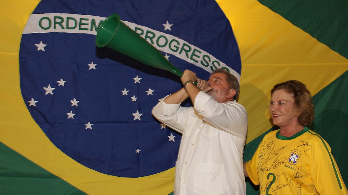Präsident Lula bläst die Vuvuzela.