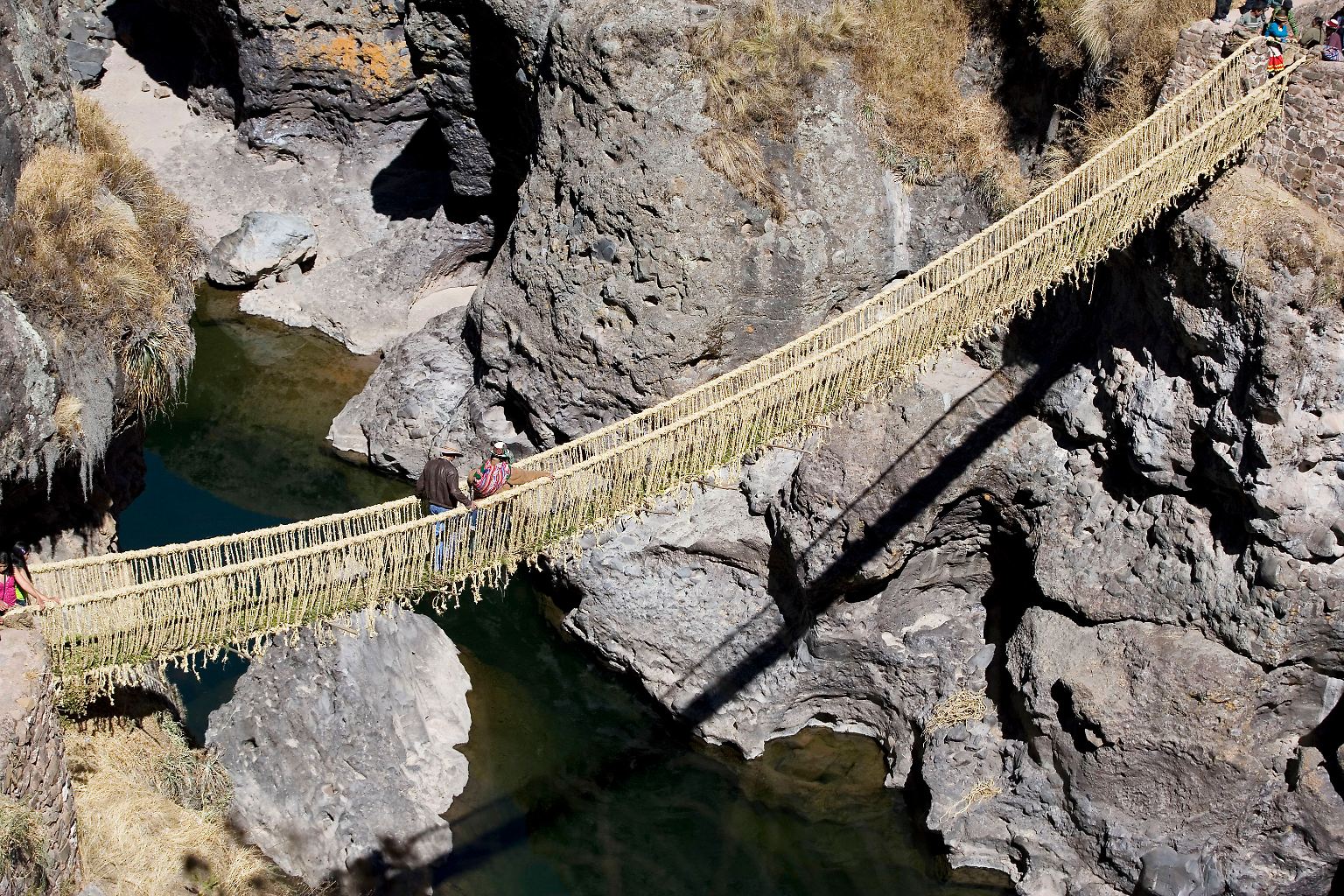 In den peruanischen Anden, über dem reißenden Fluss Apurimac, in einer Höhe von etwa 4000 Metern über dem Meeresspiegel, gibt es etwas ganz Erstaunliches, Spektakuläres: eine Brücke ganz aus Gras.