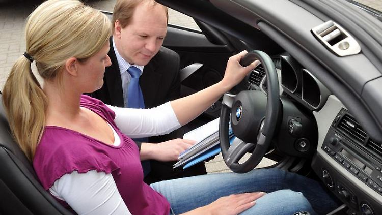 Schon bei der Probefahrt sollten Kaufinteressenten nach dem bestehenden Versicherungsschutz für das Auto fragen.