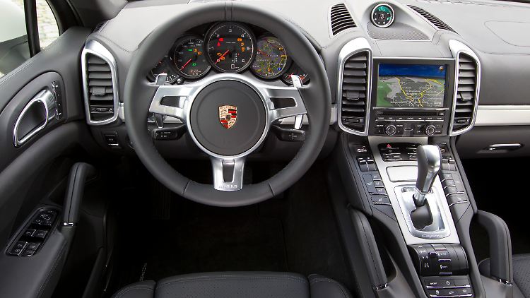 Die Mittelkonsole zeigt sich jetzt leicht ansteigend und in der Optik dem Panamera ähnlich.