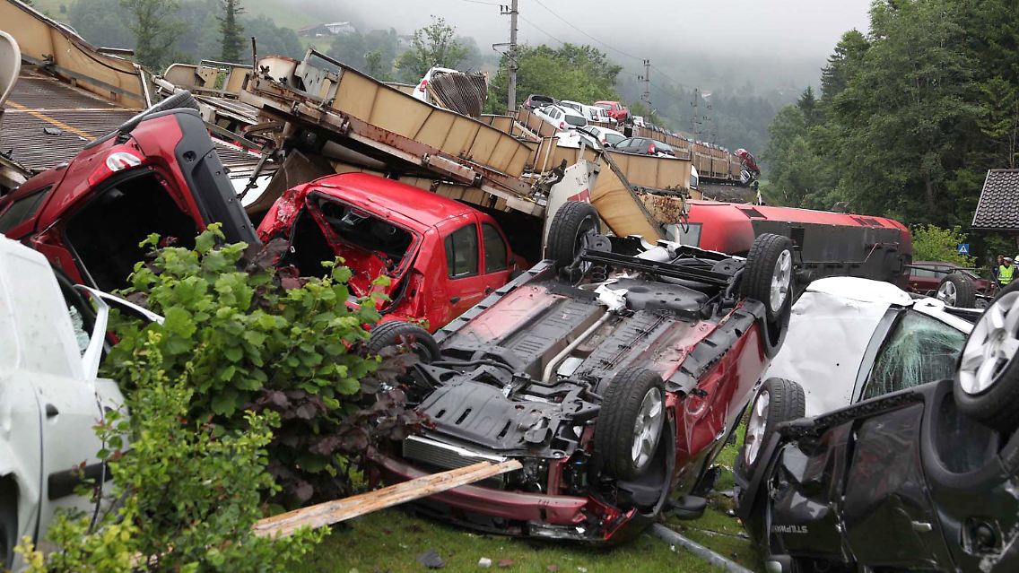 Totalschaden: Die Neuwagen nach dem Unfall.