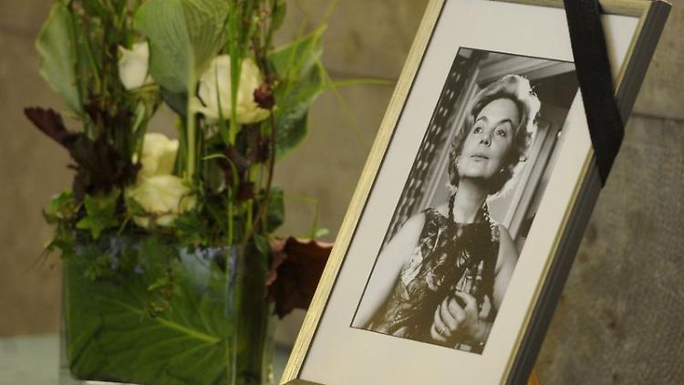 "Tschüs Heidi" - Foto und Blumenstrauß im Rathaus der Hansestadt.