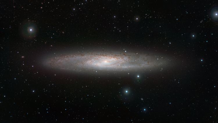 Hier sind all die kühlen Sterne zu sehen, die im sichtbaren Licht von Staubschichten verdeckt werden.