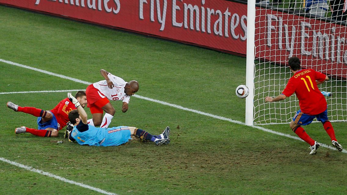 Drin: Gelson Fernandes trifft für die Schweiz, drei Spanier kommen zu spät.