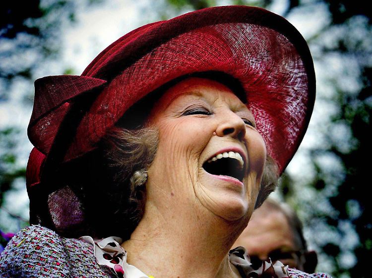 Königin Beatrix, bei ihren Untertanen sehr beliebt, gibt mit ihrem "Koniginnen Haring” den Startschuss zur Matjessaison.