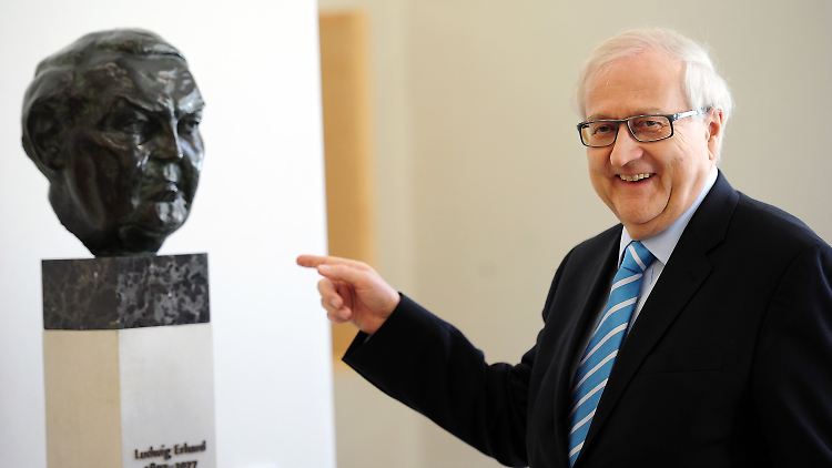 Ein guter Tag: Rainer Brüderle vor einer Ludwig-Erhard-Büste.