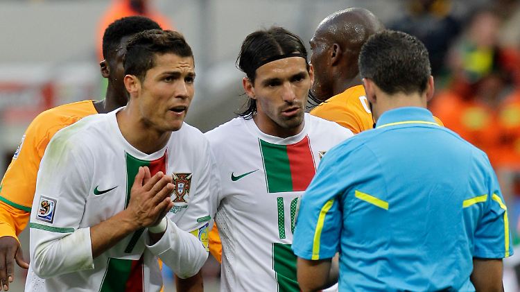 Cristiano Ronaldo beim Zwiegespräch mit dem Schiedsrichter.