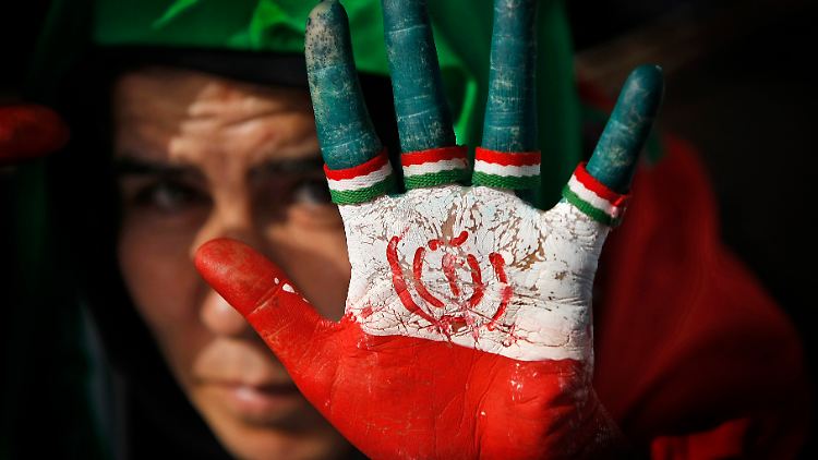 Eine Anhängerin von Präsident Ahmadinedschad wirbt für dessen Partei auf einer Wahlkampfveranstaltung in Teheran.