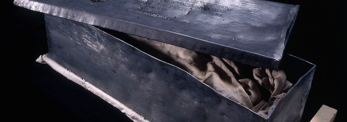 Der geöffnete Bleisarkophag von Königin Editha (910-946).
