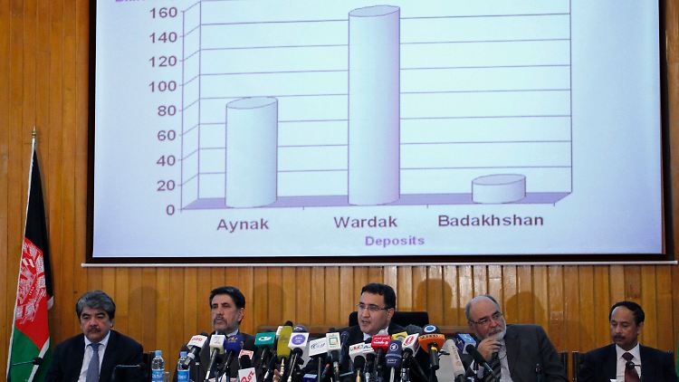 Afghanistans Bergbauminister Shahrani spricht sogar von Bodenschätzen im Wert von 3 Billionen US-Dollar - dreimal so viel, wie von den USA angegeben.