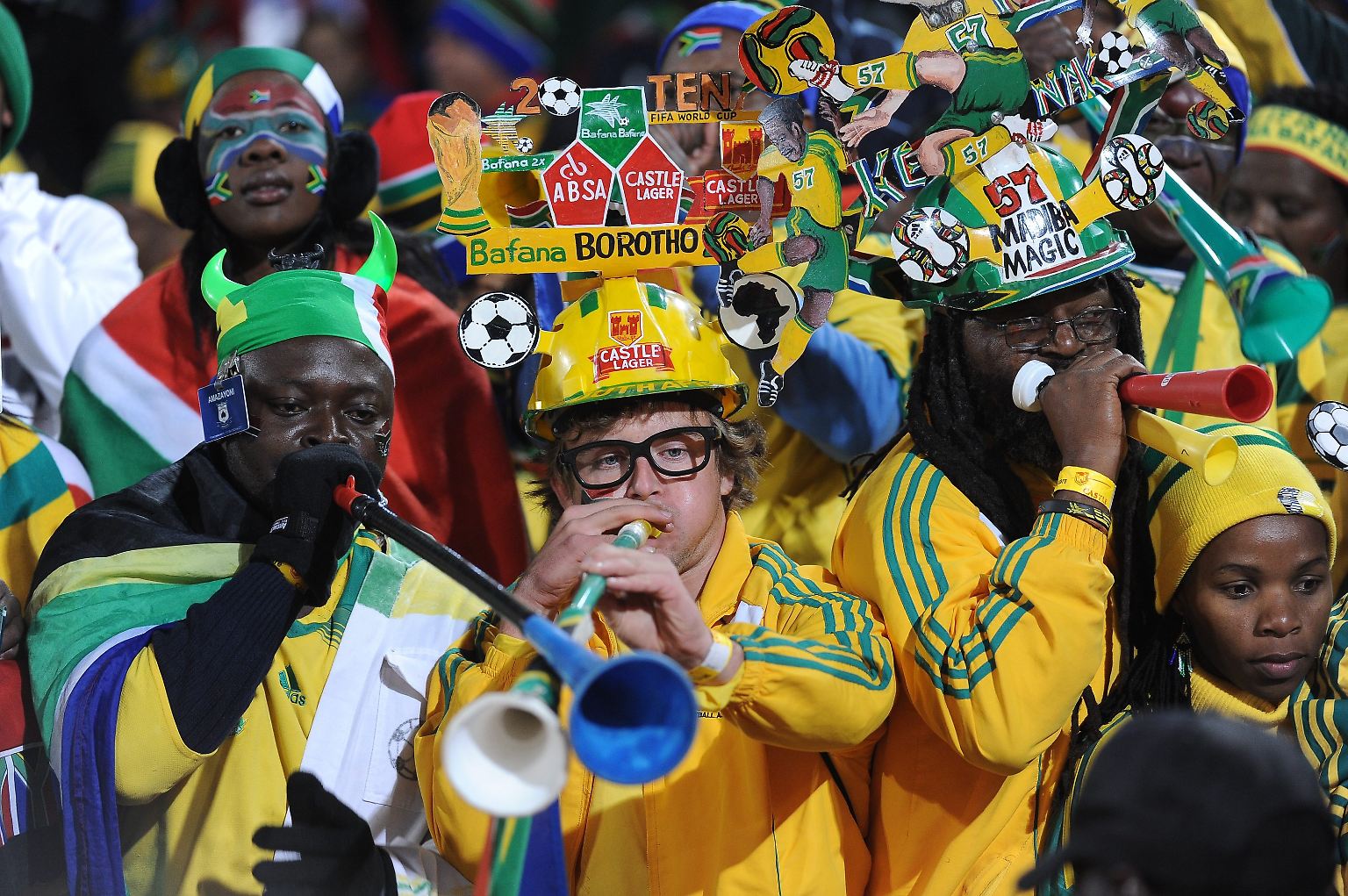 In den letzten Tagen, seit dem Beginn der WM am 11. Juni, wird allerorten über die südafrikanischen Fußballfans mit ihren Vuvuzelas gemeckert.