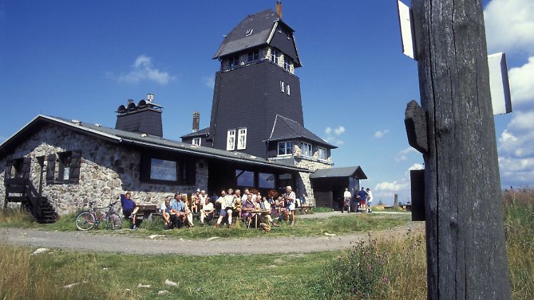 Ausflügler vor der Hanskühnenburg im Oberharz.