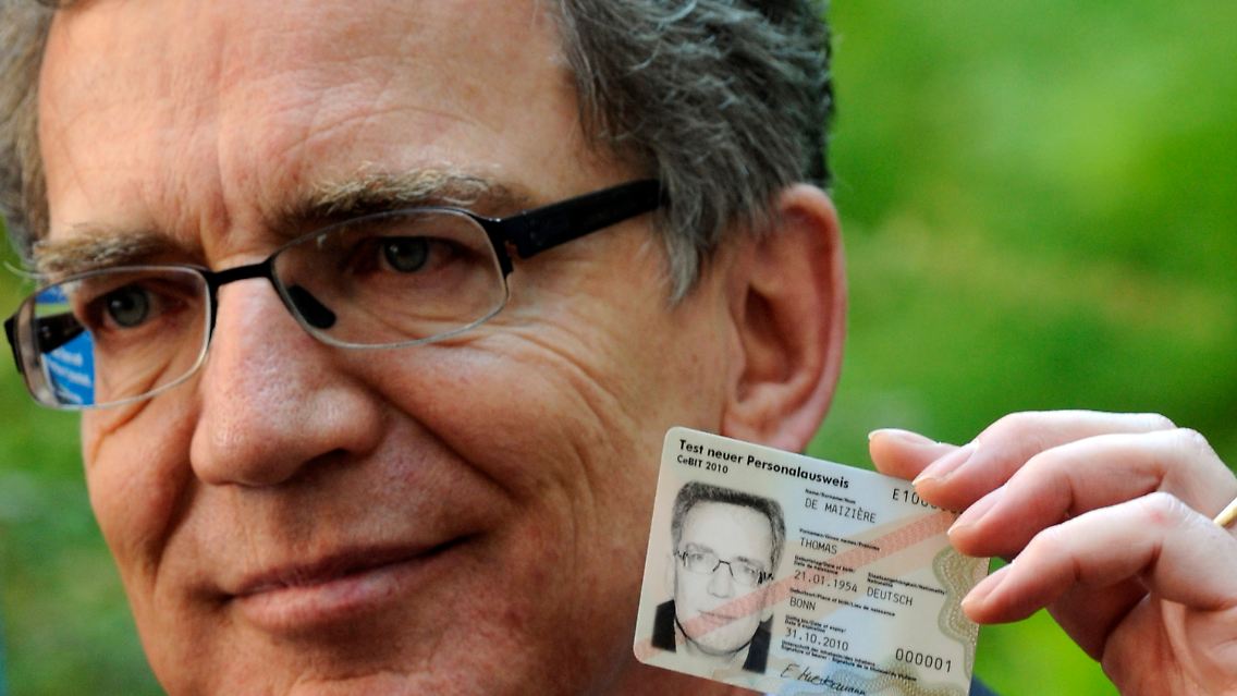 Bundesinnenminister Thomas de Maiziere präsentiert den "Perso".
