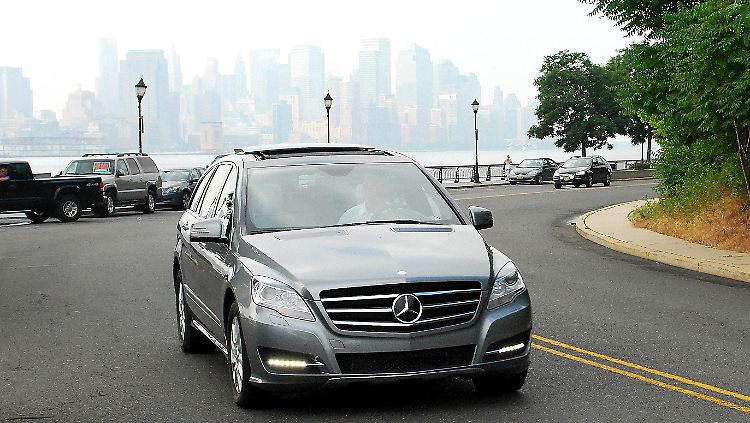 Vor allem an der Fahrzeugfront haben die Designer von Mercedes Hand angelegt. Die Kulleraugen sind konturiert geschnittenen Scheinwerfern gewichen.