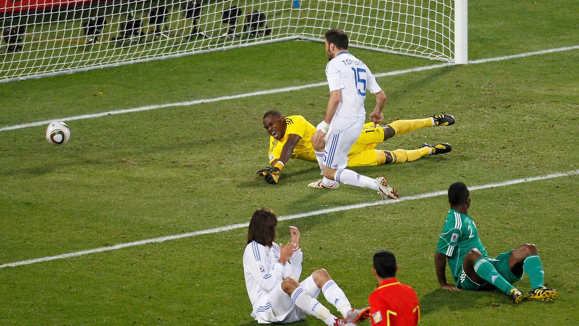 Vassilis Torosidis staubt zum entscheidenden 2:1 ab.