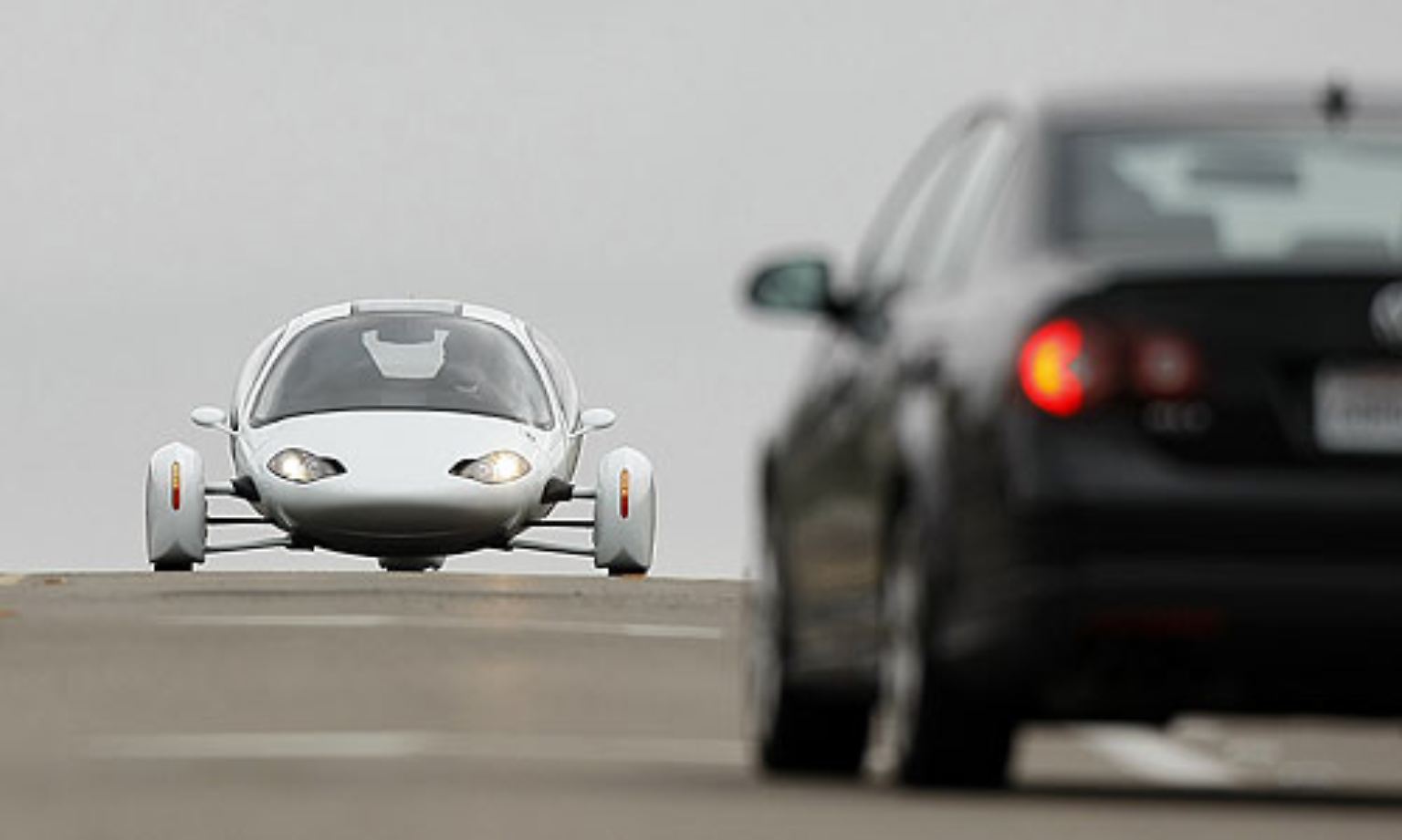 Wenn der "Aptera 2e", ein eiförmiger Zweisitzer mit Hybrid-Antrieb, seine Bahnen durch Kalifornien zieht, denken Schaulustige eher an eine futuristische Designstudie als an die automobile Zukunft.