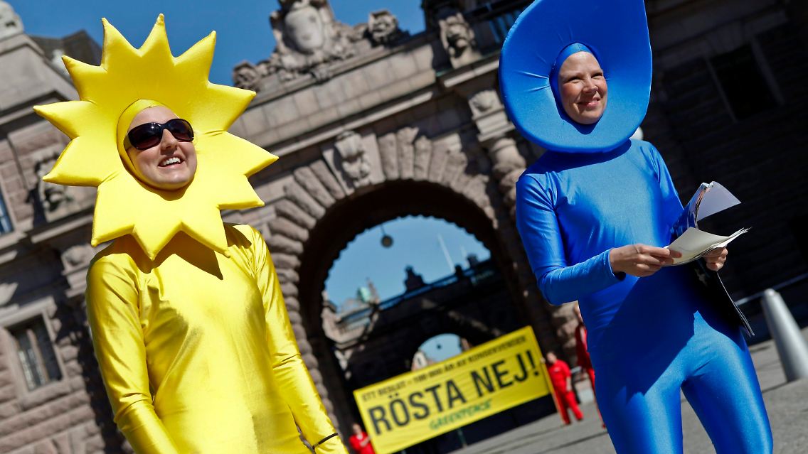 Greenpeace-Aktivisten demonstrieren in Stockholm vor dem Reichstag.