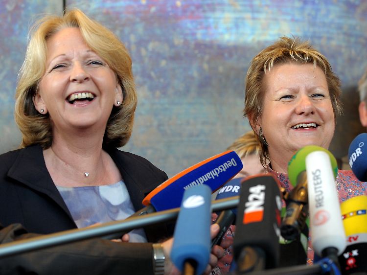 SPD-Landesvorsitzende Kraft und die Grünen-Landtagsfraktionschefin Löhrmann freuen sich: Sie wollen zusammen eine Minderheitenregierung bilden.