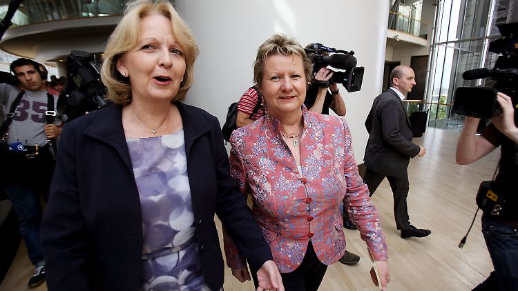 Die Grünen haben Hannelore Kraft (l.) überzeugt: Sie wird mit Sylvia Löhrmann (r.) eine Minderheitsregierung bilden.