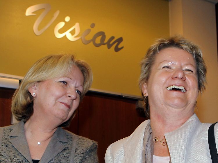 Hannelore Kraft (l) und Sylvia Löhrmann wollen eine MInderheitsregierung in NRW bilden.