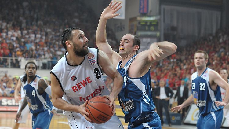 Der Bamberger Predrag Suput (l) versucht am Frankfurter Seth Doliboa vorbei den Ball in den Korb zu legen.
