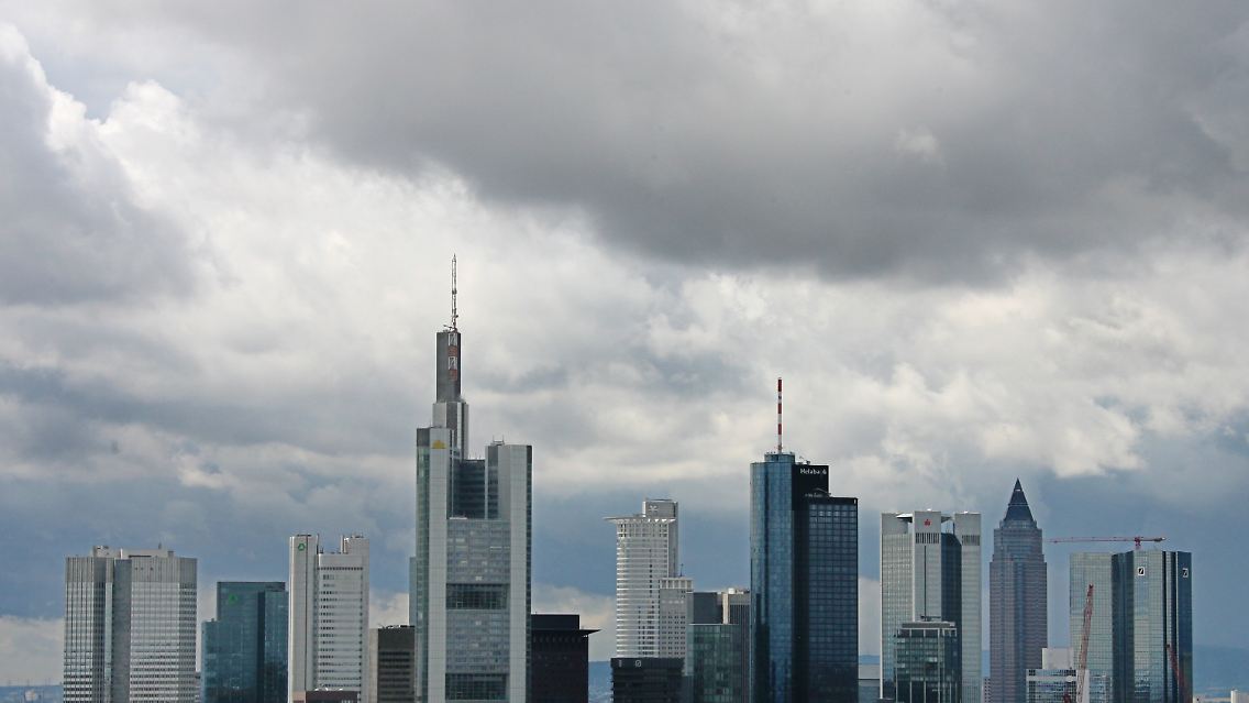 Dunkle Wolken über der Skyline von Frankfurt: bei deutschen Banken hat sich das Volumen der Problemkredite binnen eines Jahres verdoppelt.
