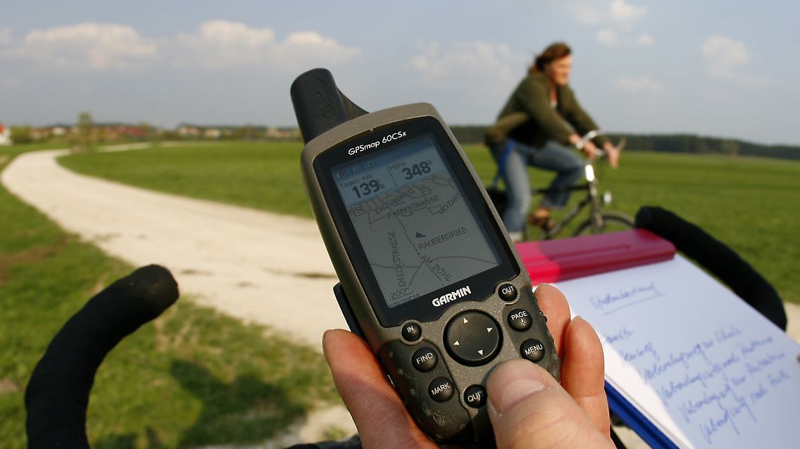 GPS-Gerät statt Sägespänen oder Kreidepfeile: Die modernen Schnitzeljäger begeben sich mit Hightech-Ausrüstung auf die Suche nach in Plastikdosen verborgenen "Schätzen".