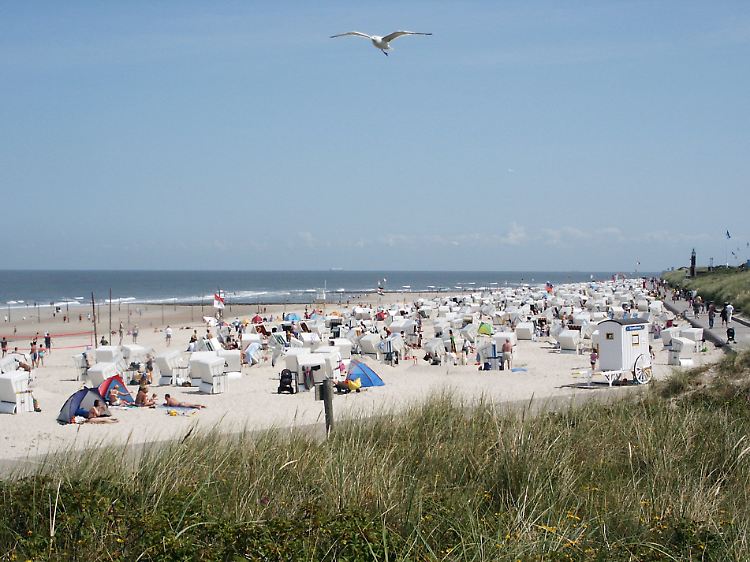 Tagsüber kann es eng werden: Am Hauptstrand von Wangerooge stehen die Strandkörbe dicht an dicht.
