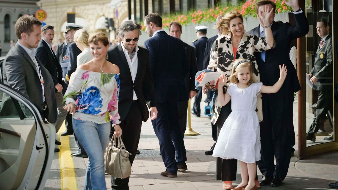 Die Gäste trudeln schon ein: Maxima und Willem aus Holland samt Töchterchen und Märtha aus Norwegen mit Gatte Ari Behn.