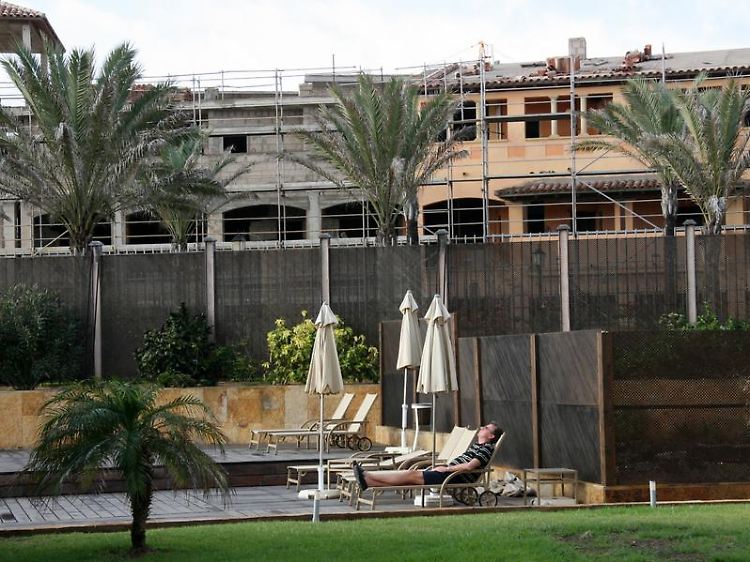 Baustelle hinter Palmen: Reisemängel sollten Urlauber sorgfältig dokumentieren.