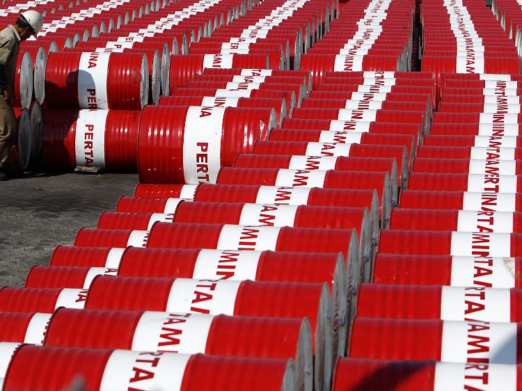 Ölfässer in einem Lager des indonesischen Staatsunternehmens Pertamina in Jakarta. Das Unternehmen fördert und raffiniert die indonesischen Erdöl- und Erdgasvorkommen.