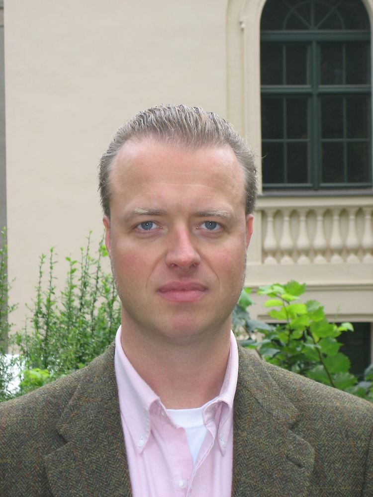 Dr. Christoph Joseph Ahlers ist wissenschaftlicher Leiter des Instituts für Sexualpsychologie Berlin. Er arbeitet als Dozent und Supervisor für Klinische Sexualpsychologie und als niedergelassener Sexualtherapeut.