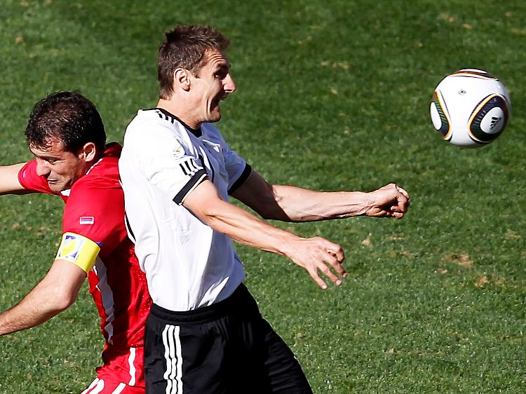 Miroslav Klose hatte bis zu seinem Platzverweis in der 37. Minute einen schweren Stand.