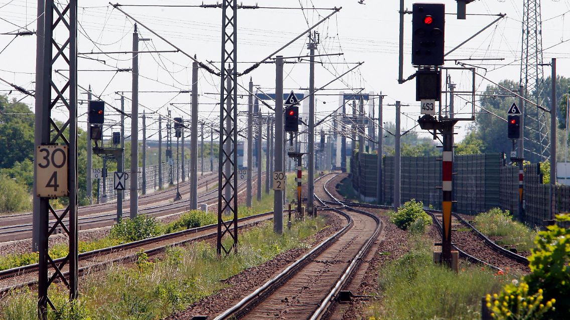 An der Bahnstrecke Berlin-Hannover bei Wustermark (Brandenburg).